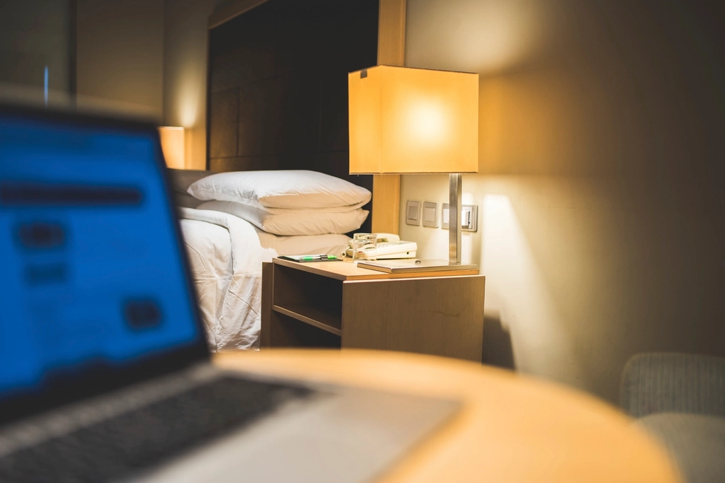 Laptop in een hotelkamer als voorbeeld van hotelprijzen vergelijken voor je boekt