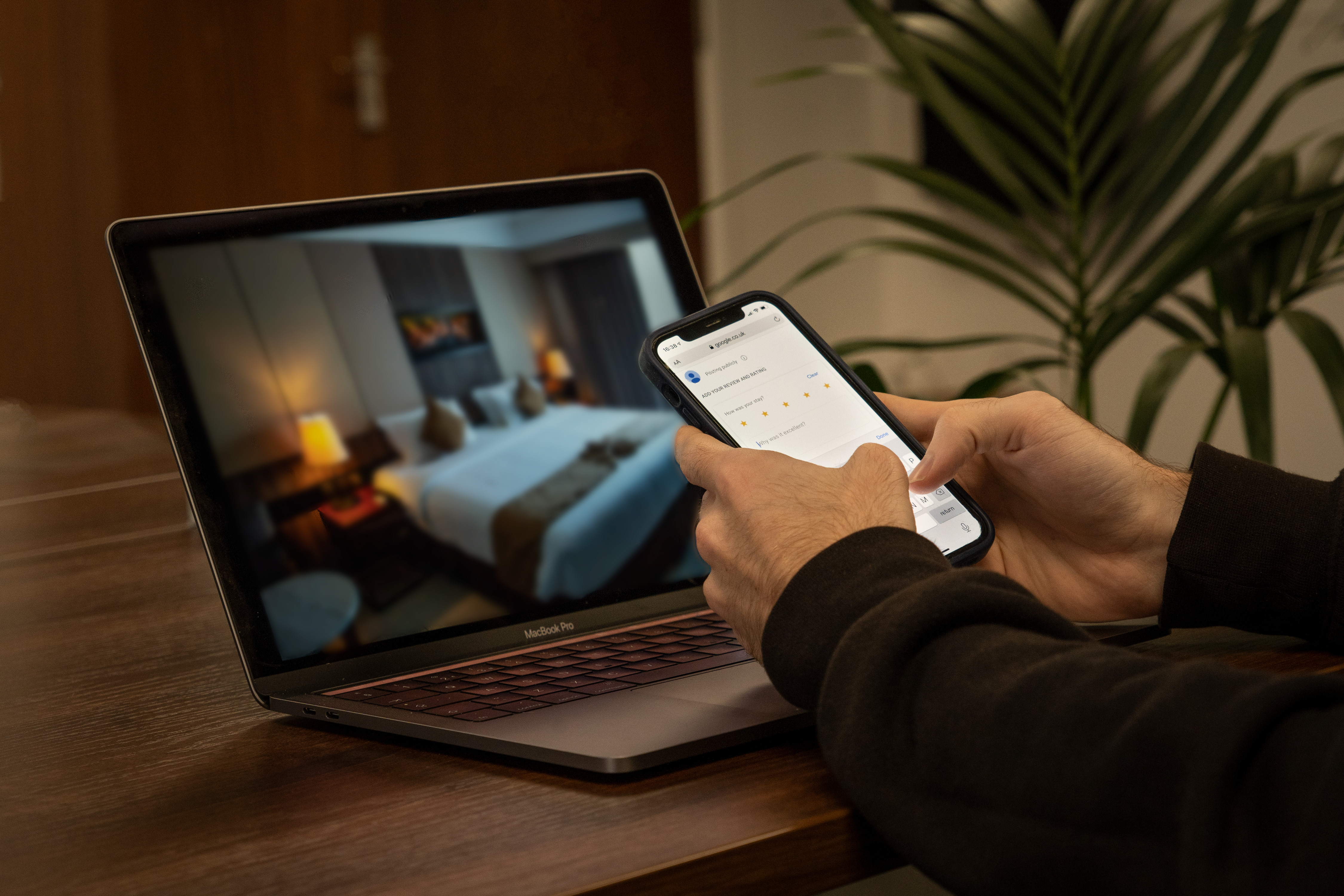 Telefoon en laptop met hotelinformatie als voorbeeld van hotelprijzen volgen